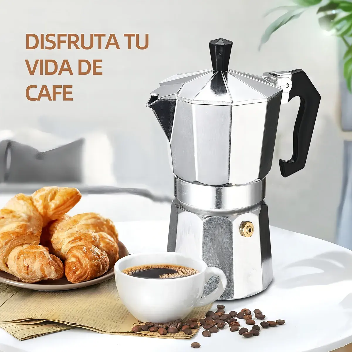 Cafetera italiana moka sobre mesa con café caliente y panadería artesanal