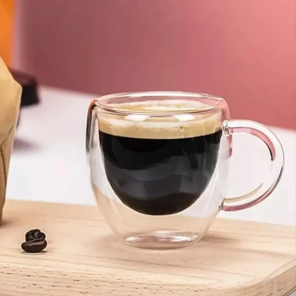 Taza de vidrio doble pared con café espresso negro recién preparado