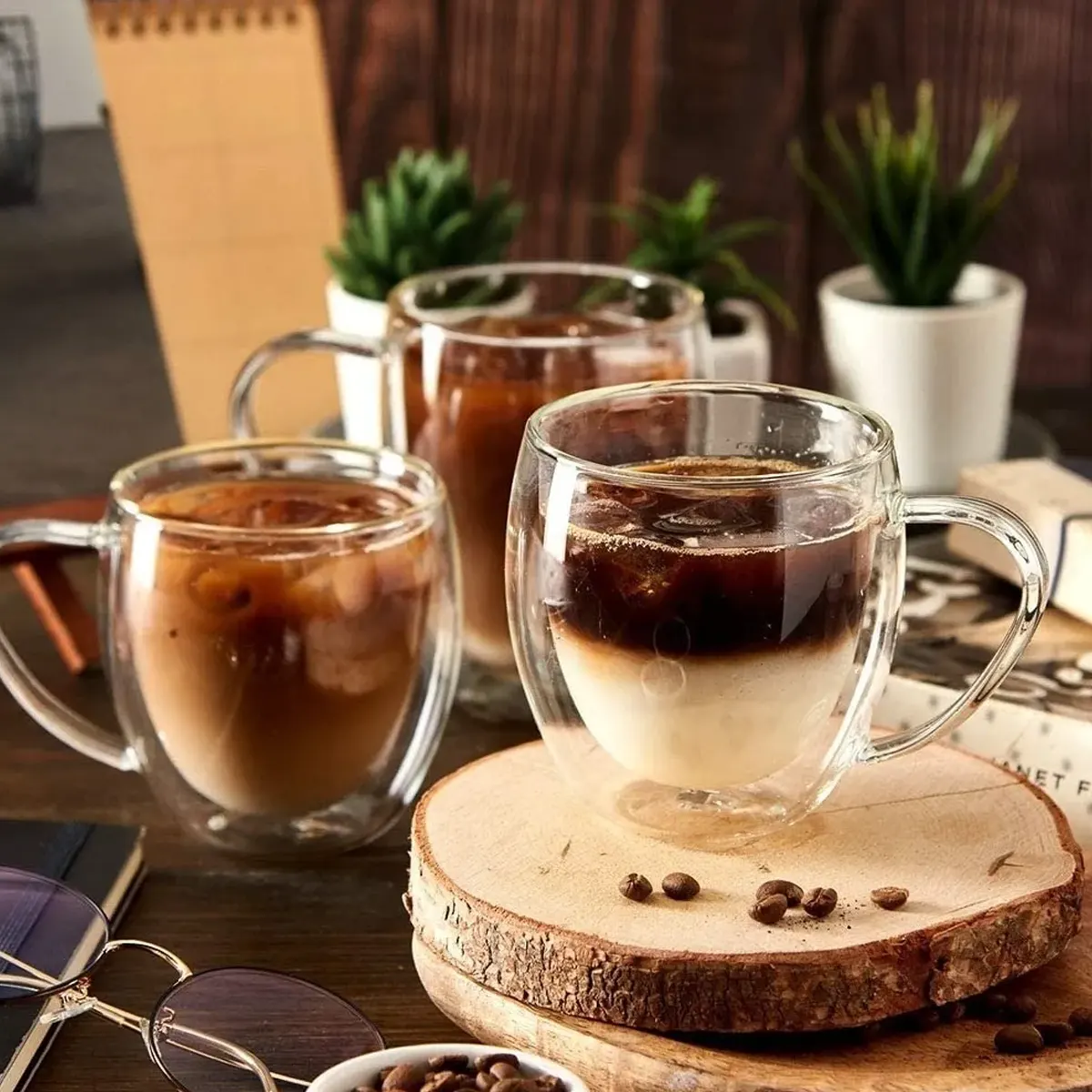 Tazas de vidrio doble pared con café frío y café con leche artesanal